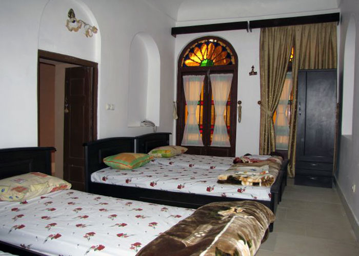 اتاق سه تخته هتل سنتی ادیب الممالک یزد